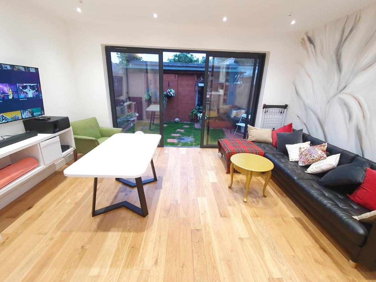 Beautiful Guest Rooms, Free Parking, 30Min Heathrow, 40Min Wembley, 60Min Central London Greenford  Eksteriør billede