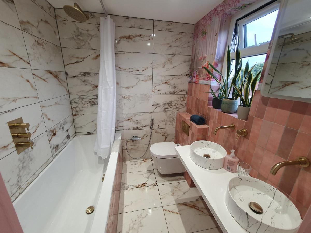 Beautiful Guest Rooms, Free Parking, 30Min Heathrow, 40Min Wembley, 60Min Central London Greenford  Eksteriør billede